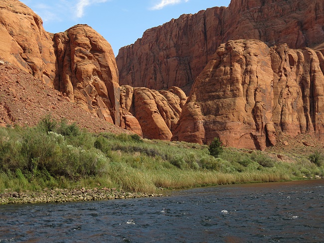 Das Ende des Waterholes Canyon vom Colorado aus gesehen.
