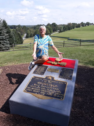 Woodstock Monument - ich war passend gekleidet, wie viele andere alte Mnner auch. Mit Batikhemd.