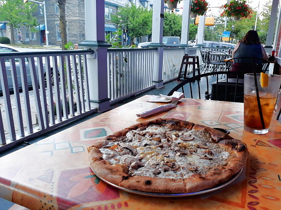 Pizza Funghi im Dimmick Steakhouse in Milford/PA.