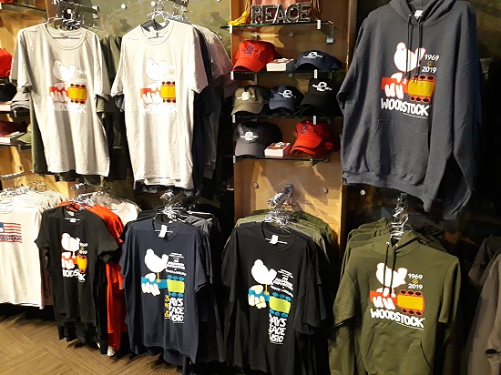 Im Giftshop gab es Shirts, Pullover, Handtcher und diversen Ramsch zu recht hohen Preisen - muss man nicht haben. 