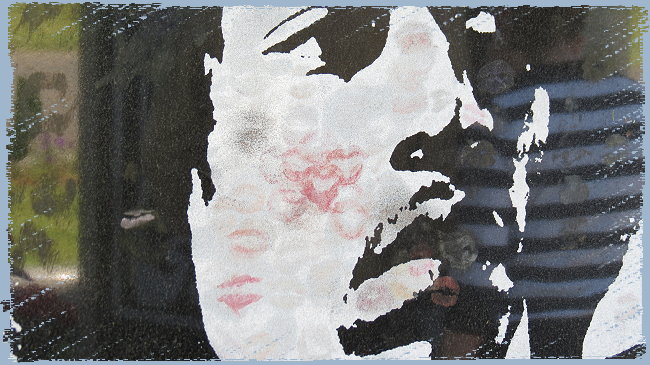 Alle drei Bildnisse waren voll mit Lippenstift-Kussmndern.
