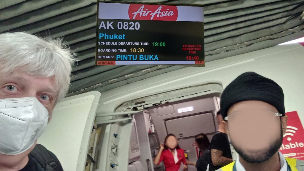 26.03.2023 - Air Asia - Airbus A320-214 (WL) - 9M-AJJ - Kuala Lumpur - Phuket - AK820 - 3F - 1:08 Std. mit einem Fotobomber