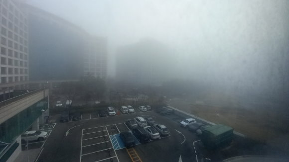 Kurzer Blick aus dem Hotelfenster Kurzer Blick aus dem Hotelfenster