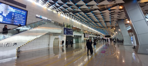 Bis zur 3. Etage mit dem Fahrstuhl und dann mit der Rolltreppe einen h�her