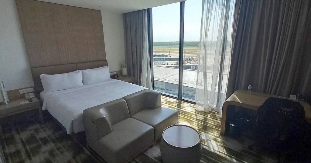 IHG Crowne Plaza Changi Airport Singapore - 1 King Bed Standard Runway View