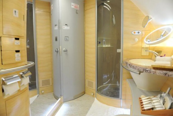 Emirates A 380  - Shower Spa