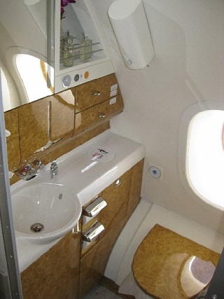 Emirates A 380 - Business Class Lavatory