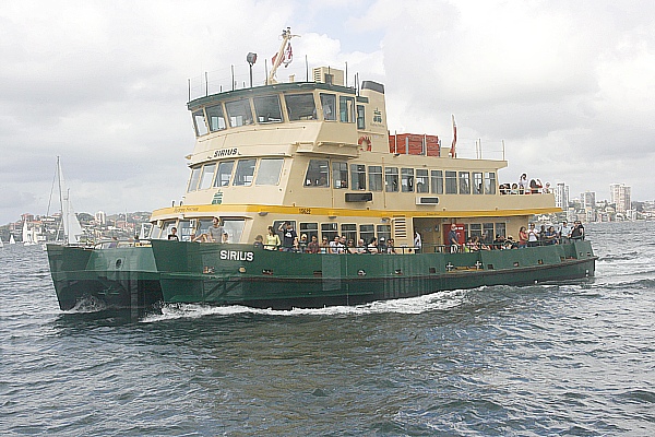 Eine der vielen Fähren im Hafen von Sydney Eine der vielen Fähren im Hafen von Sydney