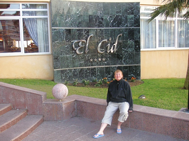 Uli vor unserem Hotel, dem El Cid