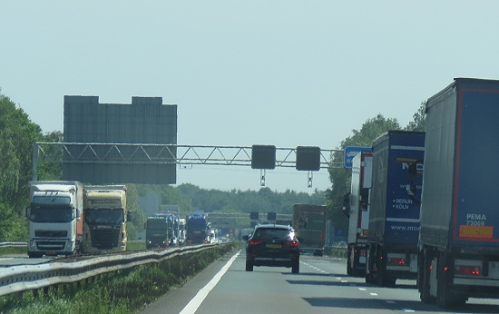 auf der Autobahn mittags um 1