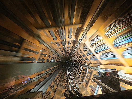 Atomium - im Fahrstuhl nach oben Atomium - im Fahrstuhl nach oben