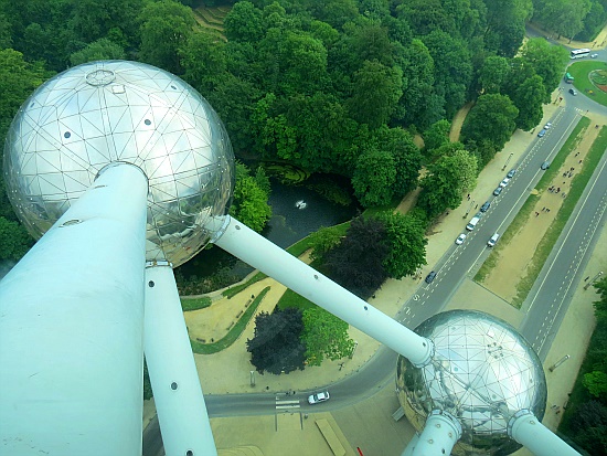 Atomium - blick auf mein Auto Atomium - blick auf mein Auto