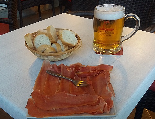 Schicnken und Bier in der Tango Bar Schicnken und Bier in der Tango Bar