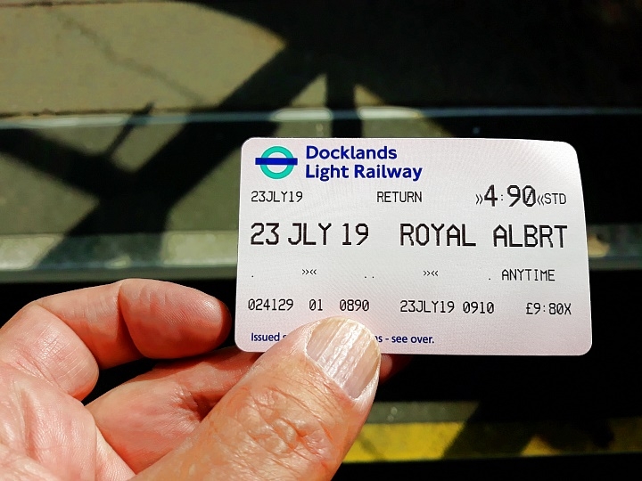 Am Automaten ein Returnticket gezogen und ab in die Innenstadt.