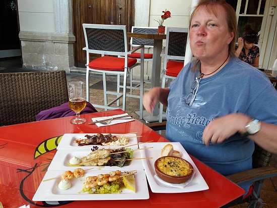 uns gefallen die Tapas, da kann man für kleines Geld gleich mehreres probieren. uns gefallen die Tapas, da kann man für kleines Geld gleich mehreres probieren.