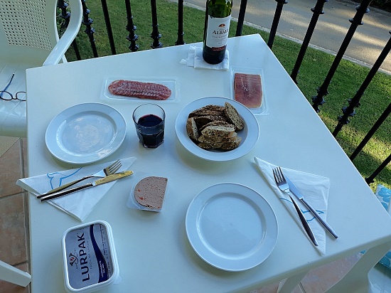 Zwischendurch machen wir es uns aber auch gerne mit Brot, Schinken, Pastete, Rotwein oder Sangria auf unserem Balkon gemtlich