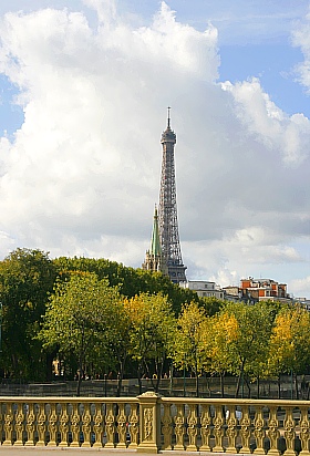 Le Eiffelturm mit Le Kirche