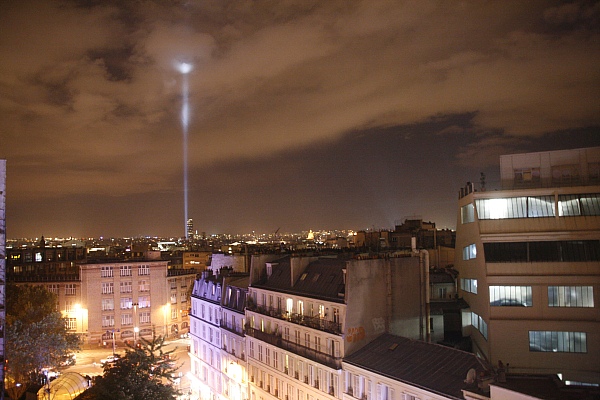 Blick aus dem Hotelzimmer auf das nächtliche Paris. Keine Ahnung, wo der Lichtstrahl her kommt.....