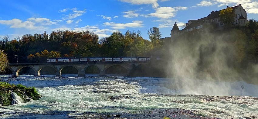 Rheinfälle Schaffhausen - Ab und zu saust im Hintergrund ein ICE vorbei