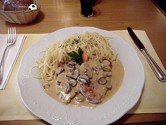 Rahmschnitzel mit Nüdeli im Restaurant 3 Könige & Post in Altdorf Rahmschnitzel mit Nüdeli im Restaurant 3 Könige & Post in Altdorf