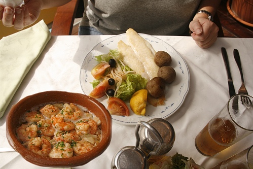 Ein sehr leckerer Fisch und GambasAlAjillo Ein sehr leckerer Fisch und GambasAlAjillo