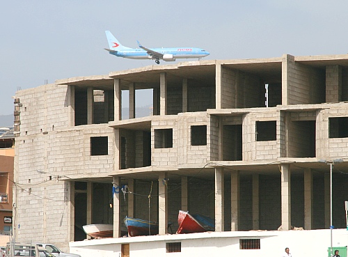 immer wieder ein Flugzeug in eins der Häuser fliegen sehen immer wieder ein Flugzeug in eins der Häuser fliegen sehen
