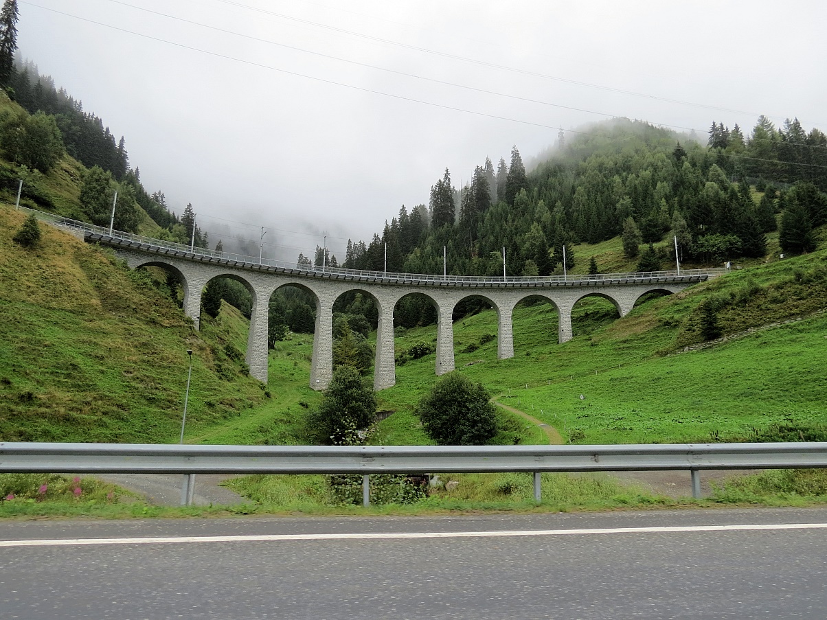 Eisenbahn Viadukt in Val Bugnei Eisenbahn Viadukt in Val Bugnei