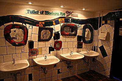 Hundertwasser Toilette - gegenüber Hundertwasser Toilette - gegenüber