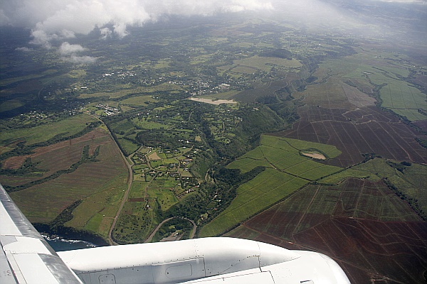 Landung auf Maui - links sitzend sieht man diese Landschaft
