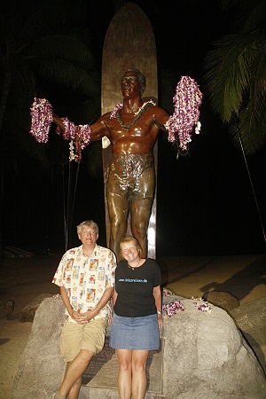 Vor der Statue von Duke Paoa Kahanamoku - dem Mann, der das Surfen neu entdeckt hat.. Februar 2008