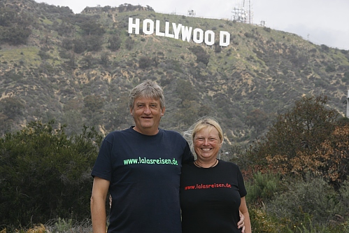 Zwei lalasreisende am Hollywood Schild