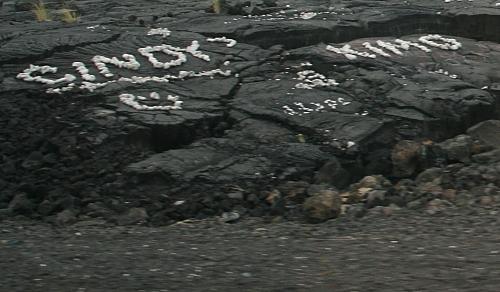 An beiden Seiten der Straße sind mit weissen Steinen Namen und Figuren in die Lava gelegt An beiden Seiten der Straße sind mit weissen Steinen Namen und Figuren in die Lava gelegt