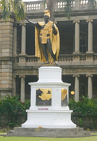 King Kamehameha Statue in Oahu - am Iolnai Palace