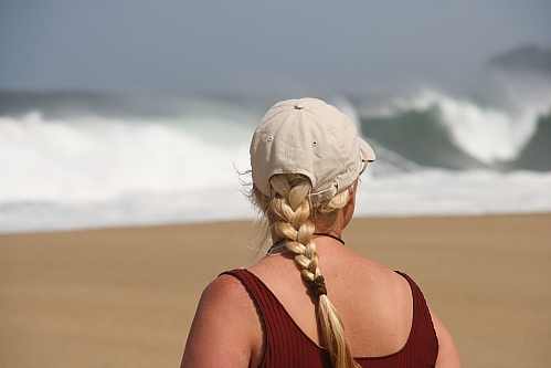 Uli überlegt sich, ob sie ihr Surfbrett holen soll Uli überlegt sich, ob sie ihr Surfbrett holen soll