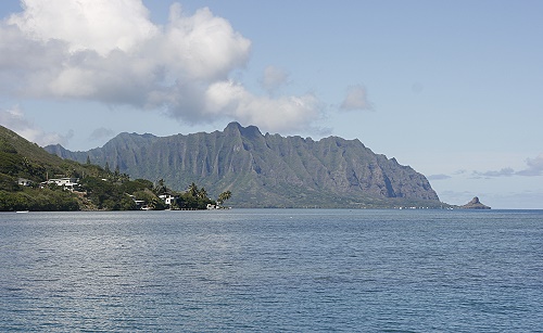 Blick vom Heeia Kea Boat Harbor auf die Kualoa Mountains