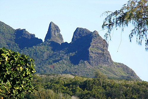 Kauai - diesen Berg, den Sleeping Giant,  sieht man berall an der Ostkste, aber nur selten ohne Stromleitungen im Bild.