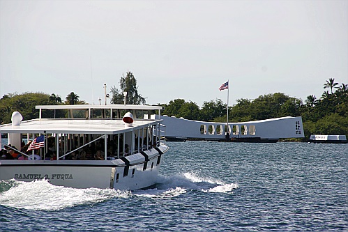 Das Arizona Memorial und eins der Boote, die hin fahren. Namens Samuel Fuqua, benannt nach einen hochdekorierten Navy-General Das Arizona Memorial und eins der Boote, die hin fahren. Namens Samuel Fuqua, benannt nach einen hochdekorierten Navy-General
