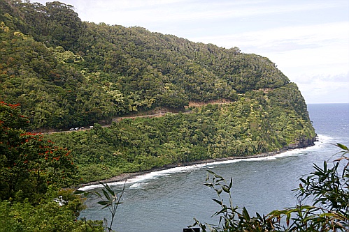 die berühmte Straße nach Hana ist so windgeschützt in den Berg geschnitzt die berühmte Straße nach Hana ist so windgeschützt in den Berg geschnitzt