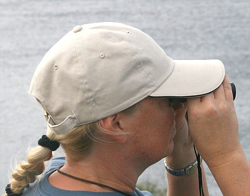 Mit Fernglas sieht Frau besser