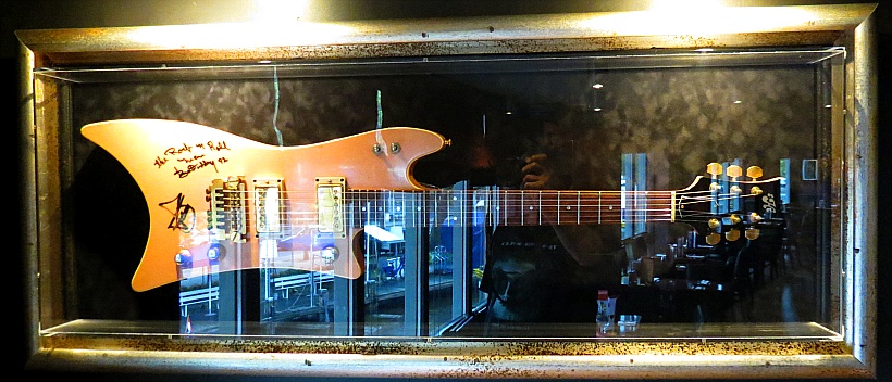 Hard Rock Cafe Amsterdam - Bo Diddley Gitarre