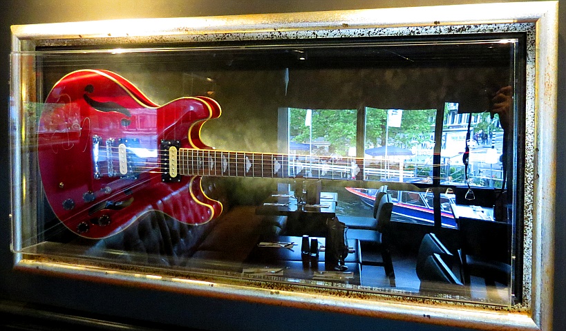 Hard Rock Cafe Amsterdam - Chuck Berry Gitarre