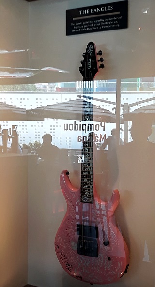 Hard Rock Cafe Malaga - Eine Carvin Gitarre mit den Unterschriften der Bangles