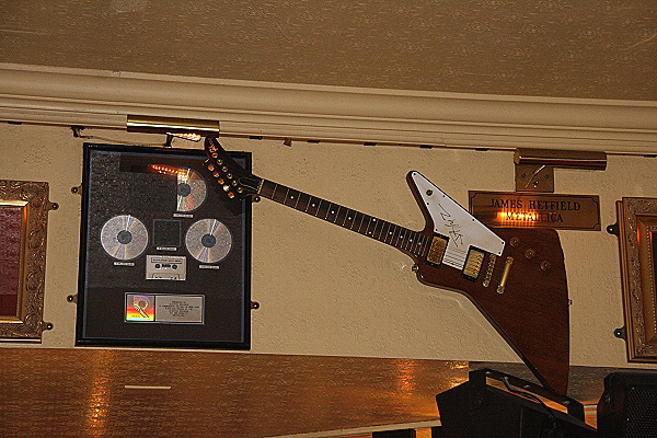 Hard Rock Cafe Miami - James Hetfield hat sich mit dieser Gitarre verewigt.