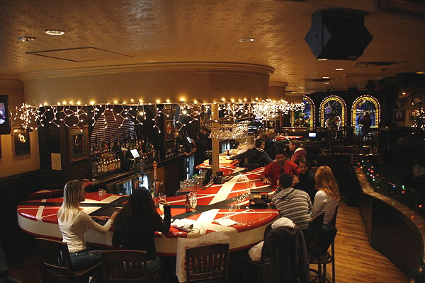 Hard Rock Cafe Miami - Die Bar war bis 2013 Eddie van Halen’s Frankenstrat nachempfunden.