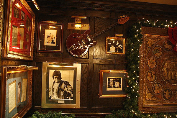 Hard Rock Cafe Miami - Natürlich hängt hier auch ein Bass von John Entwhistle, diesmal ein Vox Bass.