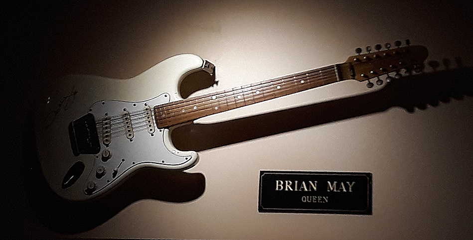 Hard Rock Cafe Niagara Falls ON - Brian May's twelve string stratocaster