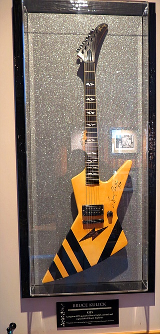 Hard Rock Cafe Antwerp - Gibson Explorer von Bruce Kulick