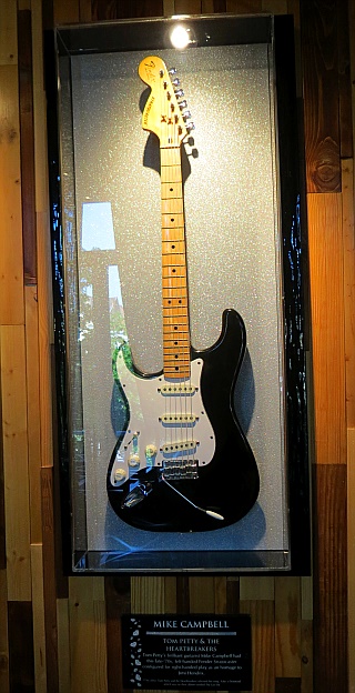 Hard Rock Cafe Antwerp - eine linkshndrige Strat von Mike Campbell, dem Gitarrist der Heartbreakers