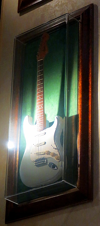 Hard Rock Cafe Biloxi - eine Strat, die von einem Mitglief der Rolling Stones auf der Bühne genutzt wurde. Keith ider Ronnie waren es wohl nicht....