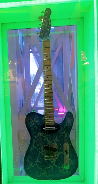 Hard Rock Cafe Biloxi - Gitarre von Brad Paisley